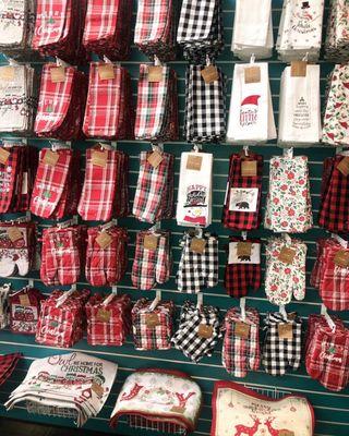 Cute Christmas towels, oven mitts, pot holders and placemats!