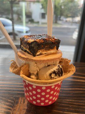 Cookie cup - cookies & cream and birthday cake with red velvet macaron