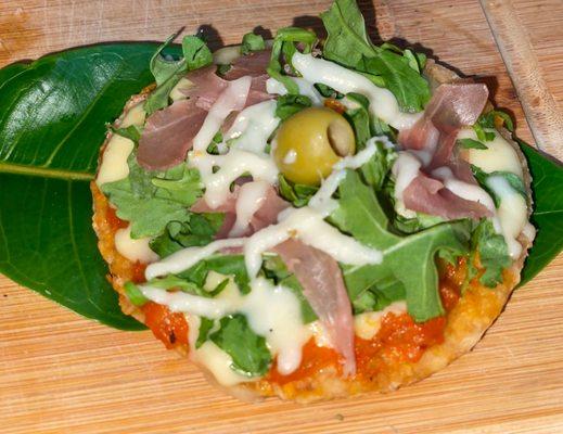 Arugulan and prosciutto pizza