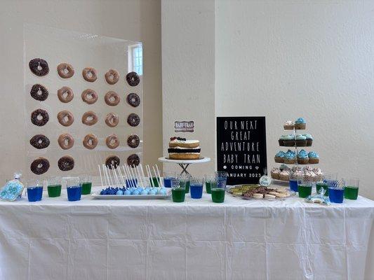 Three shades of blue cake pops