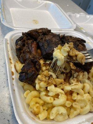 Cheesy Mac and cheese with jerk chicken