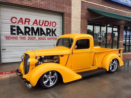 1938 Dodge Brothers hot rod got a slamming audio system. What an awesome build.