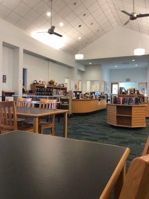 A nice nice library, quiet and comfy, good place to read or study!