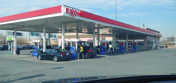 This 7-Eleven also has a car wash.