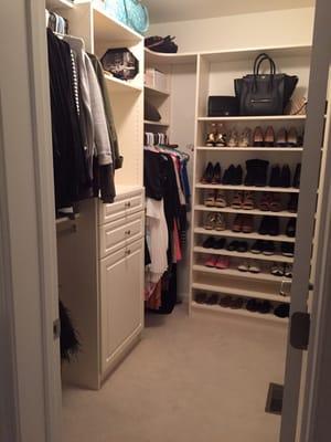 Walk-in closet with connecting corner