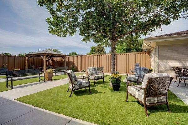 The Courtyards at Mountain View | Independent Living, Assisted Living & Memory Care | Denver, CO | Courtyard seating