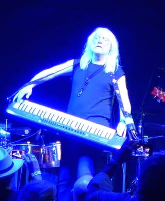 Edgar Winter in the middle of "Frankenstein" keyboard solo!  - Waterfront Park, Martinez, CA