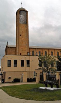 Seen from the corner, this is an imposing structure and, unbeknownst to me, it's the area's diocesan cathedral. (no review)