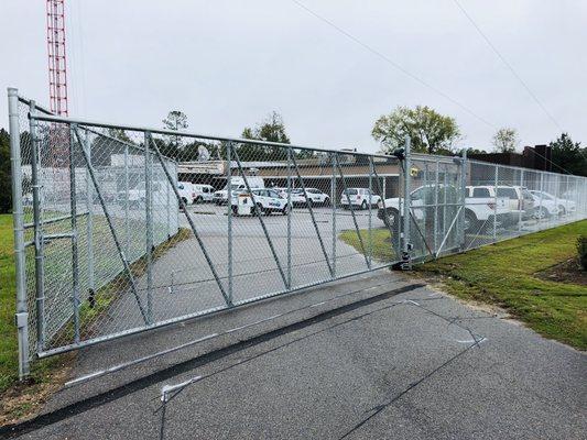 8ft Commercial Chain Link Cantilever Gate with Maximum Controls 2200DC Slide Gate Operator