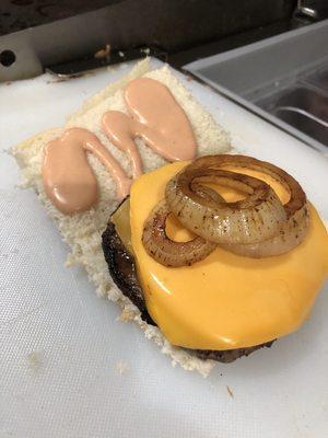 Cheeseburger en pan criollo