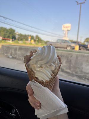 Large Ice Cream Cones with Frozen Yogurt  Vanilla Soft