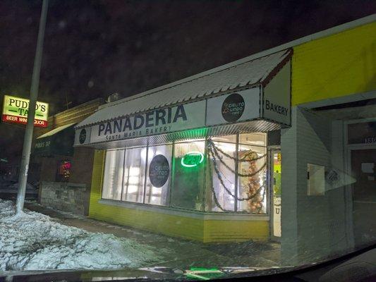 Panaderia & Café business for Café de olla! Goods are labeled (rare) and very good! Great rosca de reyes! Quick.