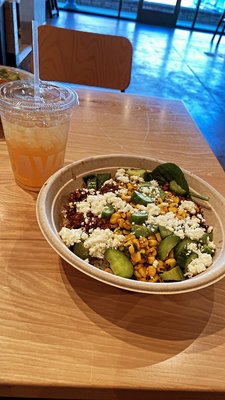 Build your own bowl with classic lemonade & sweet tea.