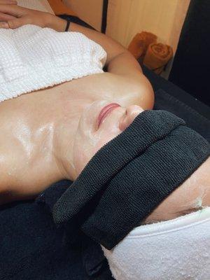 Neck and shoulder massage while a hydrating mask sits