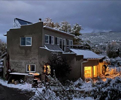 A customer's home in battery backup mode during a power outage. If you are interested in storing your own power give PPC Solar a call.