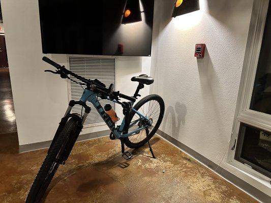 New Trek Marlin 5 parked inside the office in Santa Fe.  No more driving to work for me!