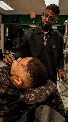 https://highclassbarberspa.setmore.com