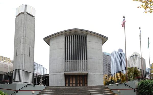 Photo by Joe Mabel (https://commons.wikimedia.org/wiki/File:Seattle_First_Presbyterian_pano_01.jpg)