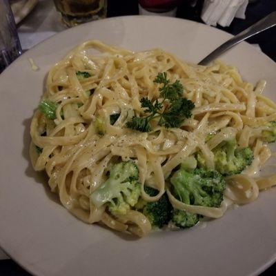 Fertucini alfredo with broccoli