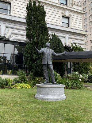 Tony Bennett statue at the fairmont