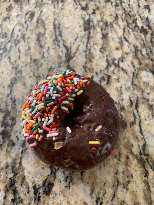 Dees donuts. Always fresh and speedy counter service !!