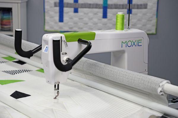 Handiquilter Moxie longarm machine