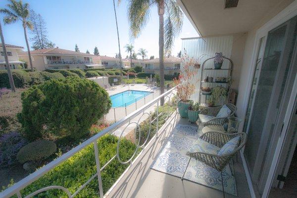 Lovely upstairs 3 bed/2 bath with view of pool