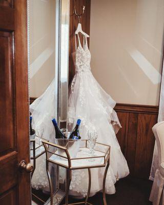 Awaiting the bride to be in our beautiful bridal suite Esther Bloom Photography @houseofwhite