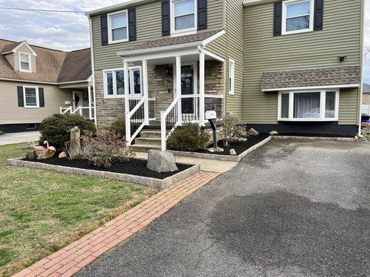 Belgard Egdestone installed with some fresh mulch