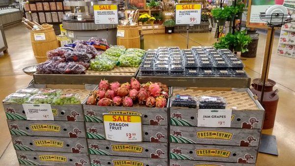 #dragonfruit #redgrapes #whitegrapes #jamgrapes #blackberries at #freshthymemarket #produce @yelpcincy