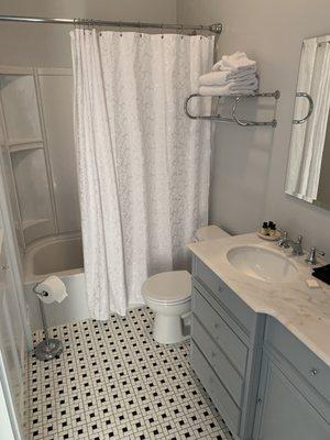 Shared bathroom in the Cecilia Suite