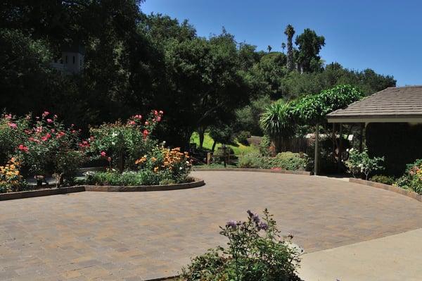 Belgard Dublin Cobble pavers with Anglia Curbstone border.