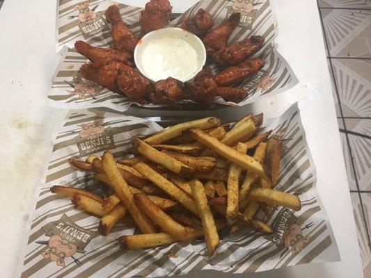 Buffalo wings and fries