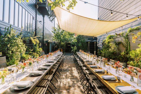 blumy tablescape!                                                     (Planning by Riley Loves Lulu, photo: Annie Hall Photography)