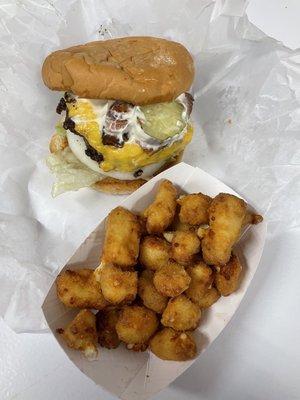 Deluxe bacon burger + curds