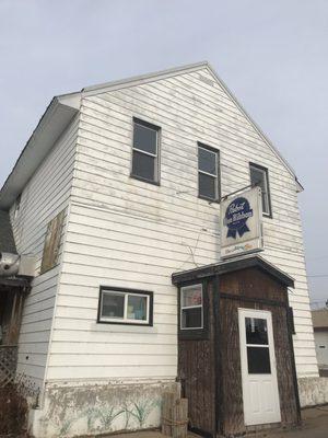 Looks like a bar, but don't let the exterior fool you, there is a cute cafe inside!  Roseden signs soon to be changed to Kelly Grill