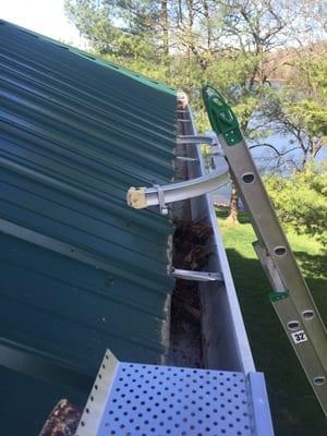 Cleaning gutters