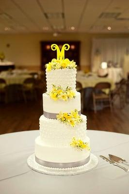 Beautiful flowers on the cake.