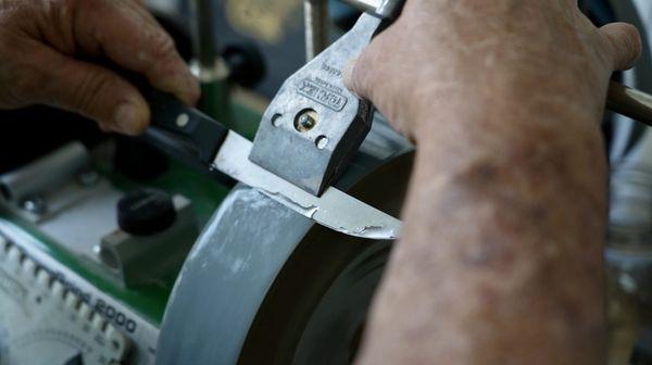 Knife sharpening process with water honing method.