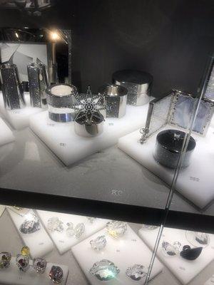 Beautiful Swarovski Crystal gifts to purchase. The picture doesn't do it justice. Very sparkly