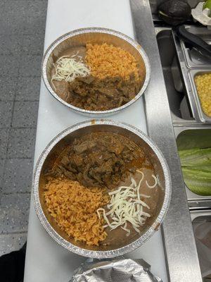 Steak picado súper delicioso, arroz frijoles ,la carne cubierta con salsa roja picante