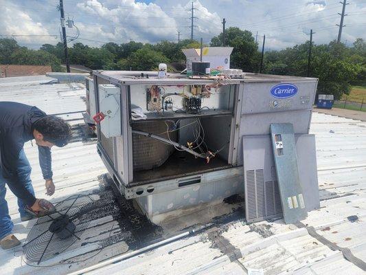 Roof top unit found bad condenser fan motor