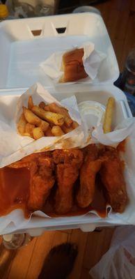 4 whole wings Garlic Sriracha,  Fries and 3 catfish straps also