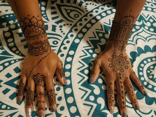 I had the pleasure of getting henna done by Nivi.  I was more than pleased by the outcome.  It was absolutely beautiful.  So in love.