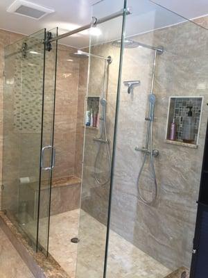 Frameless sliding shower door