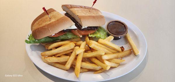 Es mejor menú en esta tienda se llama Steak Sandwich.  Hay que pedir cuando está cocinero César. Mejor Sandwich para mi.