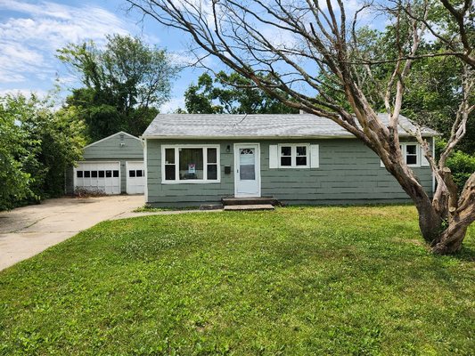 UNDER CONTRACT 07.08.24 
90 E. Lakeland St.
Bay Shore. NY 11706

3/1 FULLY REMODELED RANCH