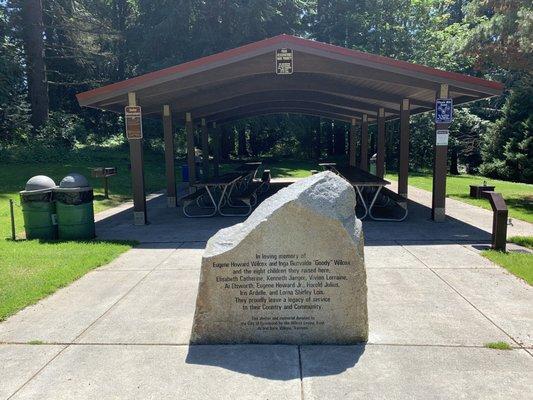 Picnic tables, stone with a dedication, water fountain, trash cans. Very clean.