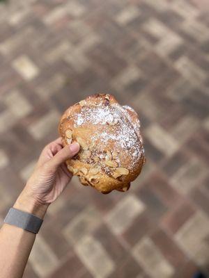 ig: @whatsviveating  |  almond croissant