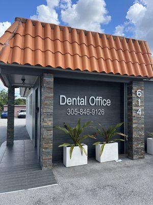 Este es el frente de la Clínica dental de la doctora Álvarez . Ofrecen muy buen servicio. Súper recomendado!